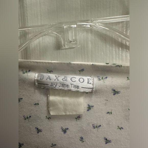 Maternity robe, white with lavender rose print, cotton/polyester. See photos - Picture 4 of 5